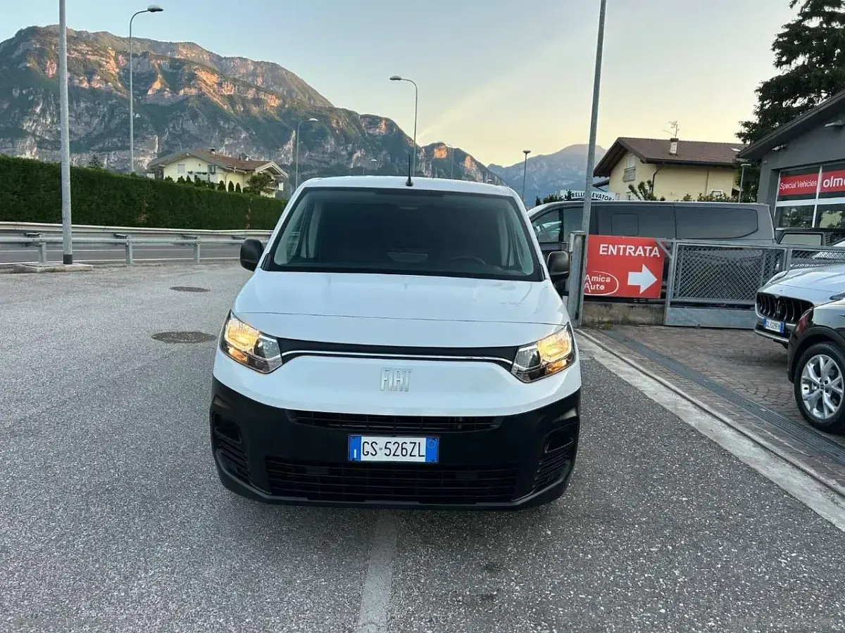 Usata Fiat Doblò 102 CV (75 kW) 2024 Bianco Monovolume