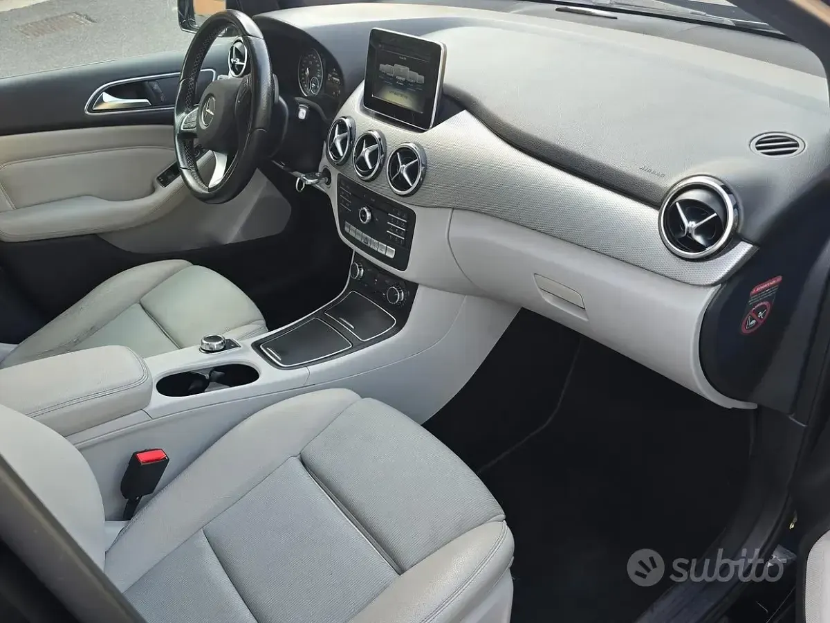 Usata Mercedes B180 109 CV (80 kW) 2017 Nero Utilitaria