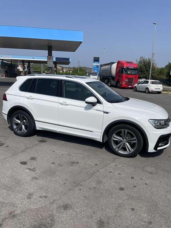 Bianco Usata 2018 VW Tiguan R-line SUV | 24.500 € (Molto cara) - Immagine 1/4