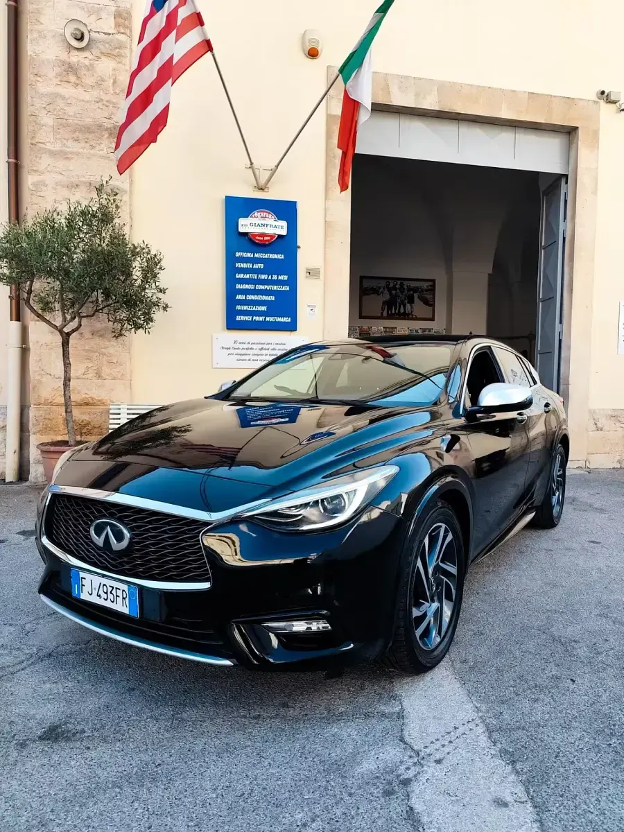 Usata Infiniti Q30 Business Executive 108 CV (79 kW) 2017 Nero Berlina