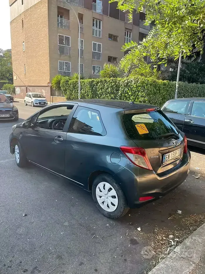 Usata Toyota Yaris Active 69 CV (50 kW) 2012 Grigio Utilitaria