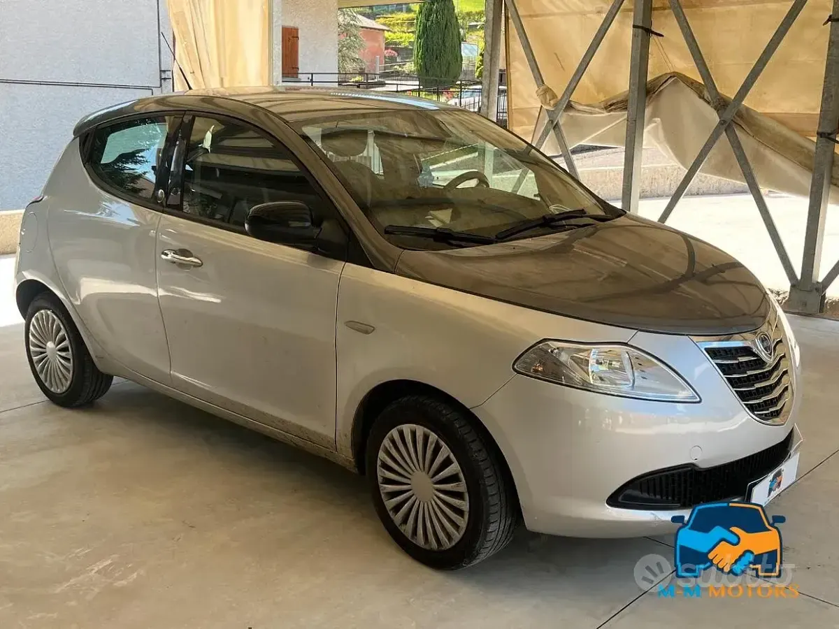 Usata Lancia Ypsilon Silver 69 CV (50 kW) 2013 Grigio Utilitaria