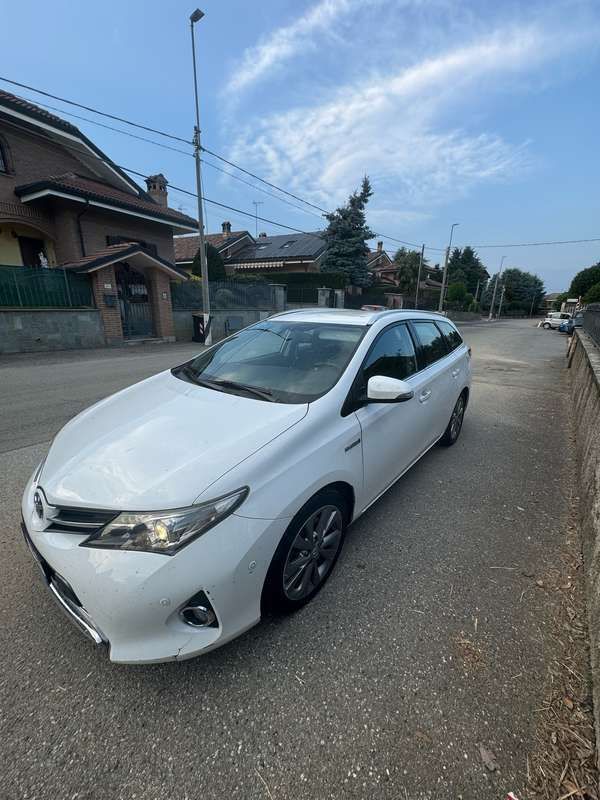 Usata 2014 Toyota Auris Hybrid Active Station wagon | 6300 € - Immagine 1/4