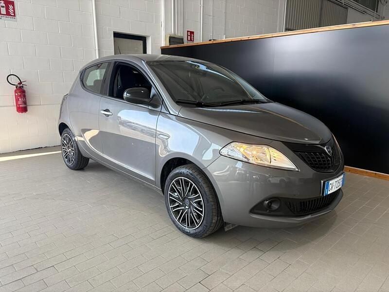 Grigio pietra Usata 2024 Lancia Ypsilon Gold Due volumi | 14.500 € (Buon prezzo) - Immagine 1/4