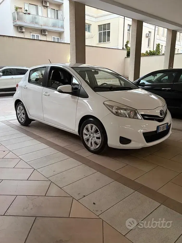 Usata Toyota Yaris Lounge 69 CV (50 kW) 2013 Bianco Utilitaria