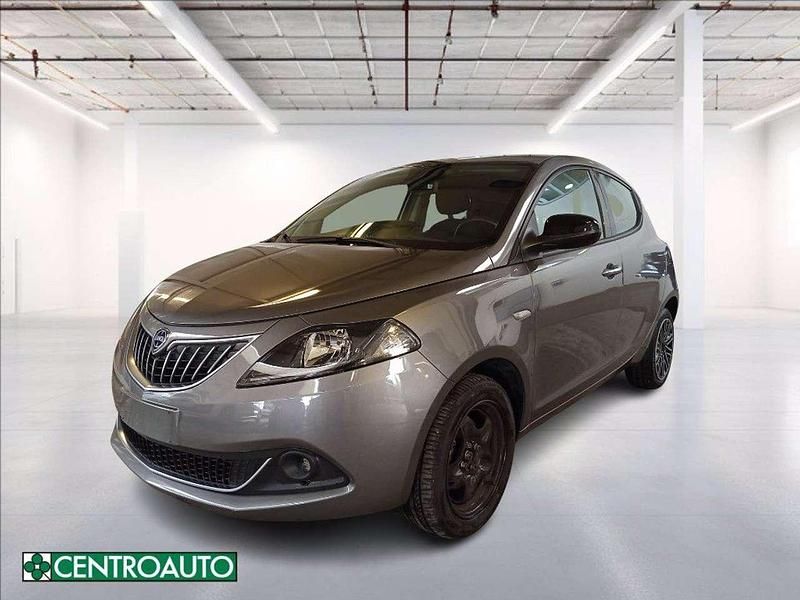 Usata Lancia Ypsilon Gold 69 CV (50 kW) 2023 Grigio metallizzato Utilitaria