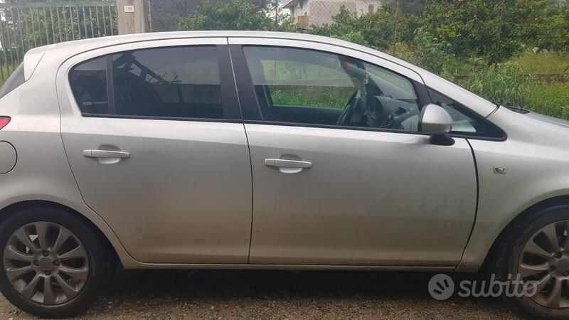 Usata 2012 Opel Corsa Due volumi | 1800 € (Ottimo prezzo) - Immagine 1/4
