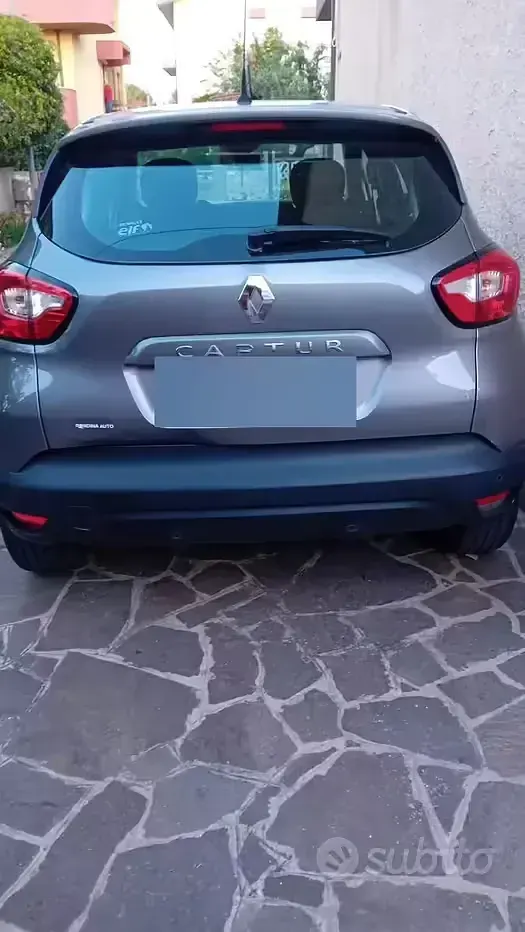 Usata Renault Captur Zen 90 CV (66 kW) 2016 Grigio SUV