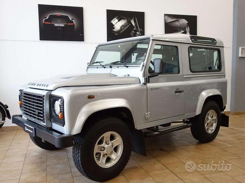 Usata Land Rover Defender SE 122 CV (89 kW) 2010 Grigiogrigio SUV