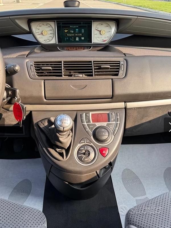 Begagnad Peugeot 807 2012 Grå Minibuss