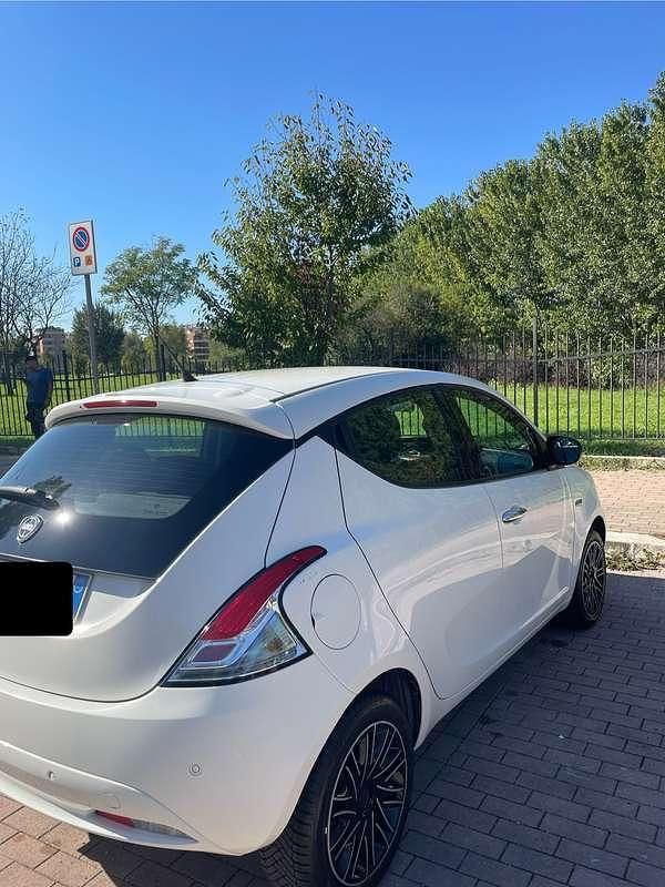 Usata Lancia Ypsilon Gold 69 CV (50 kW) 2018 Bianco Utilitaria