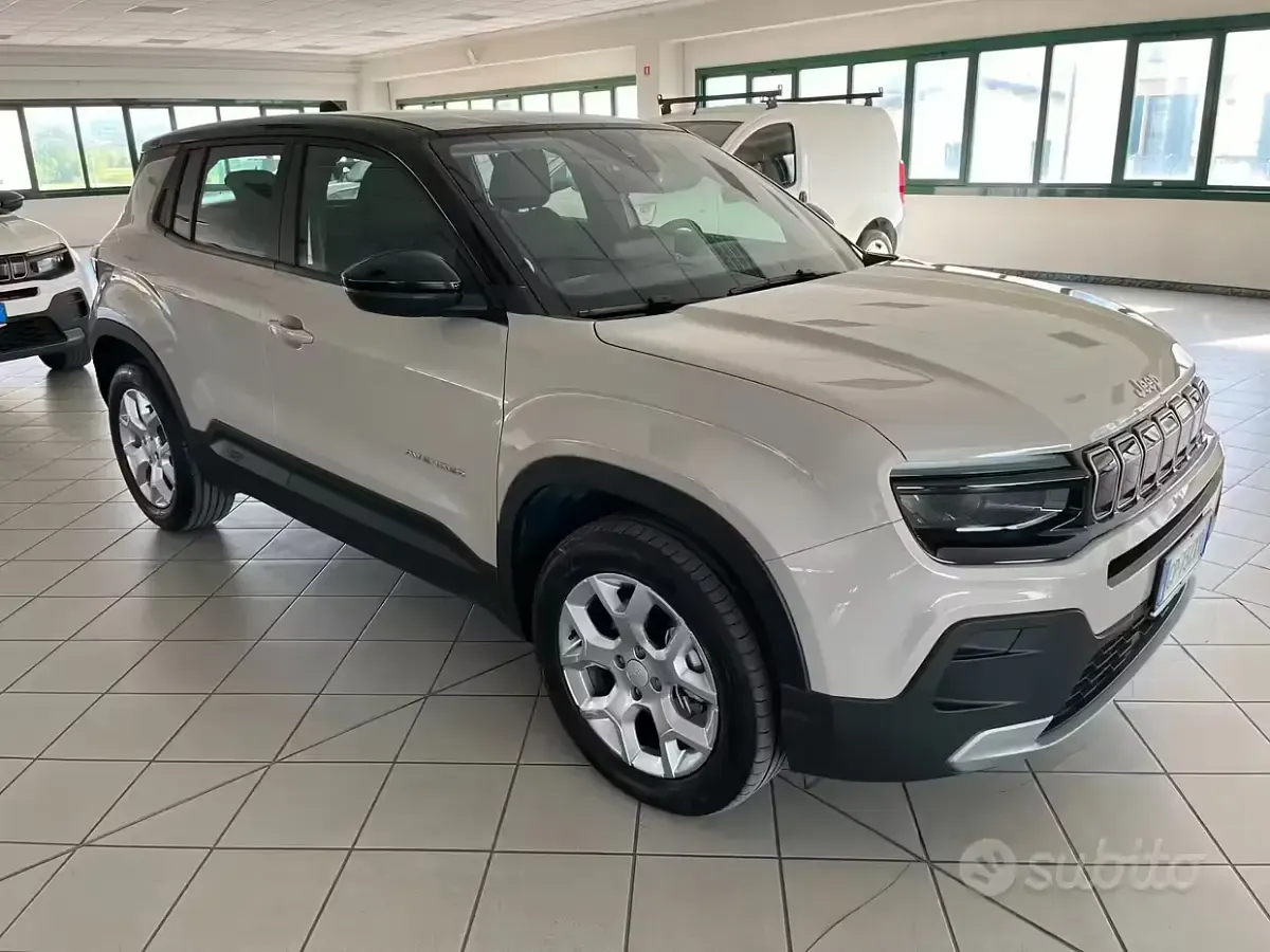 Usata Jeep Avenger Altitude 101 CV (74 kW) 2023 Beige SUV