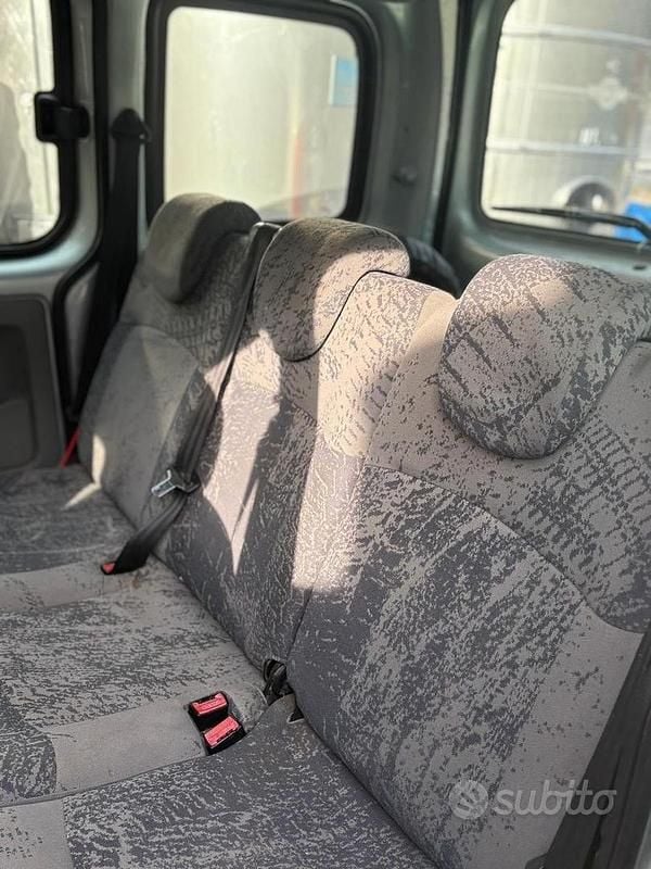Usado Renault Kangoo 84 CV (61 kW) 2003 Gris Monovolumen