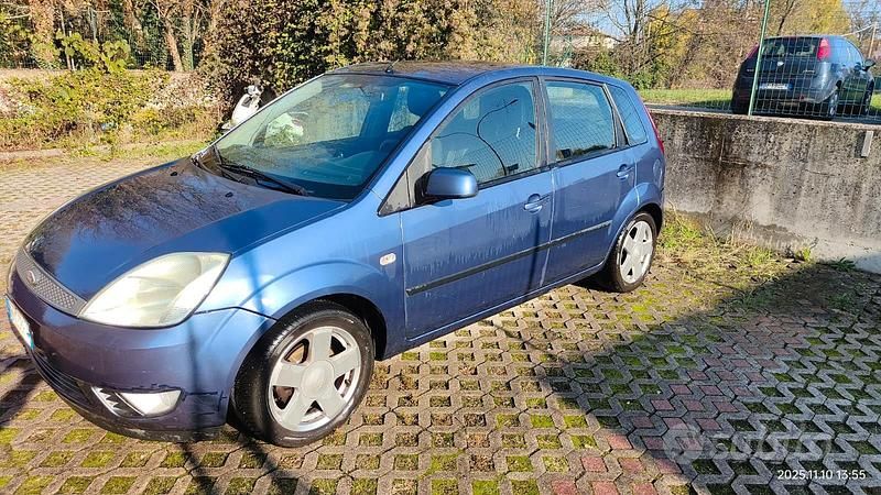 Usata Ford Fiesta 75 CV (55 kW) 2005 Blu Utilitaria