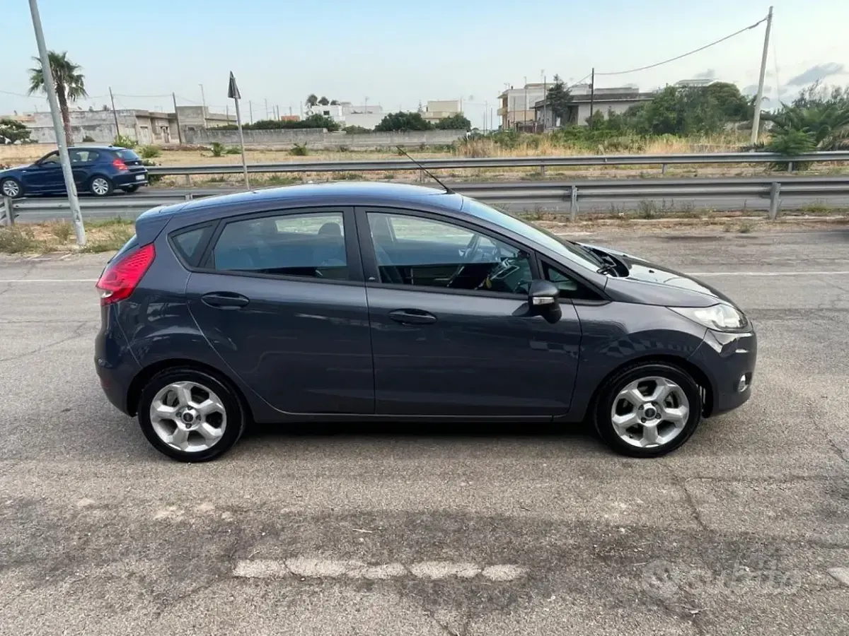 Usata Ford Fiesta Titanium 92 CV (67 kW) 2012 Grigio Berlina