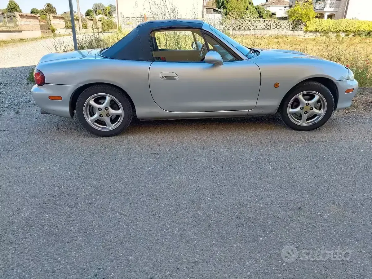 Usata Mazda MX5 110 CV (80 kW) 2001 Grigio Cabrio