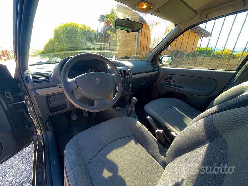 Usata Renault Clio II Authentique 58 CV (42 kW) 2004 Nero Berlina