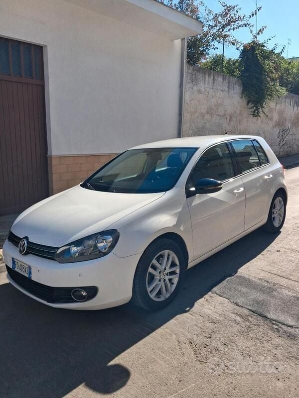 Usata VW Golf VI 105 CV (77 kW) 2011 Bianco Utilitaria