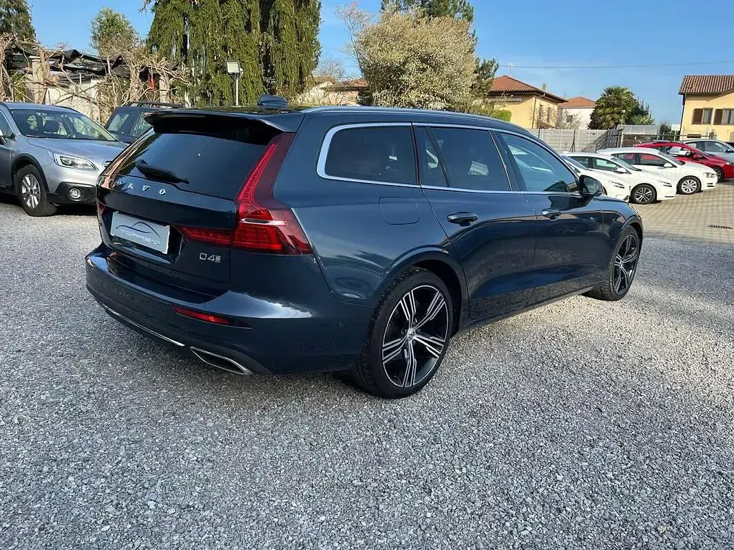 Usata Volvo V60 Inscription 190 CV (139 kW) 2018 Blu Station wagon