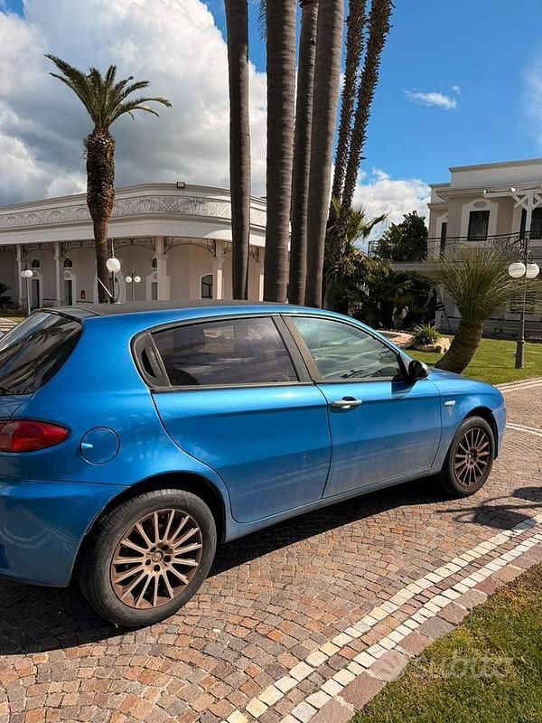 Usata Alfa Romeo 147 120 CV (88 kW) 2006 Blu Utilitaria