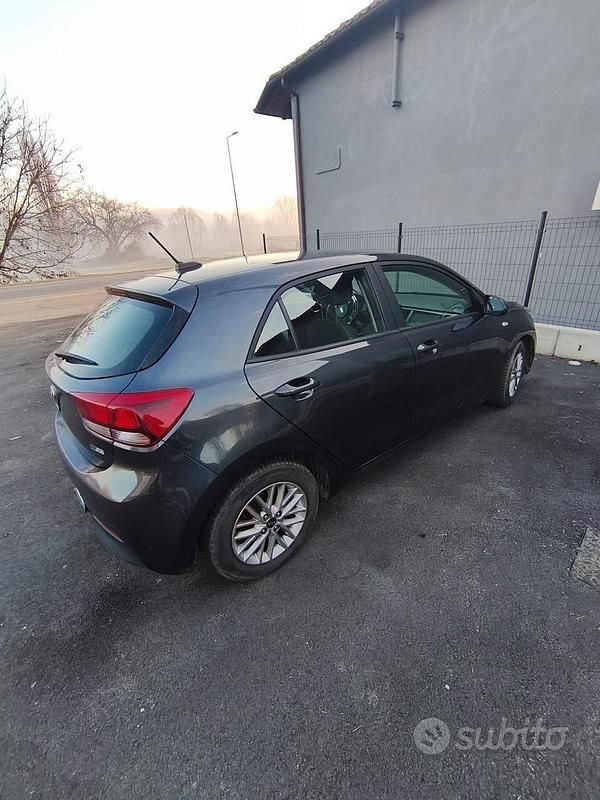 Usata Kia Rio 84 CV (61 kW) 2020 Grigio Berlina