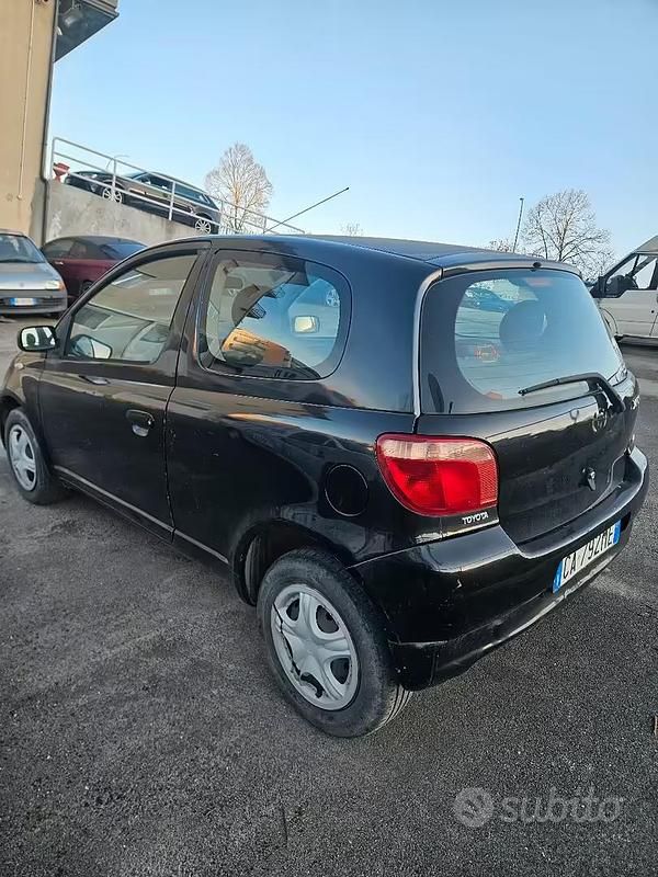 Usata Toyota Yaris 86 CV (63 kW) 2002 Berlina