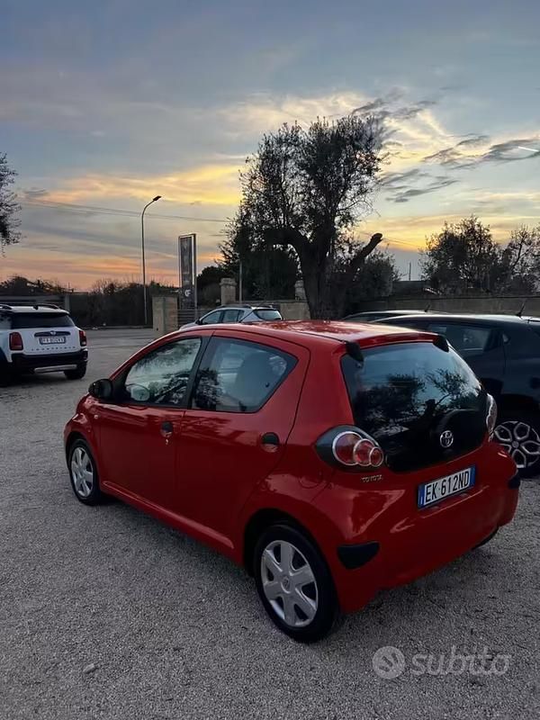 Usata Toyota Aygo Connect Style 67 CV (49 kW) 2012 Rosso Utilitaria