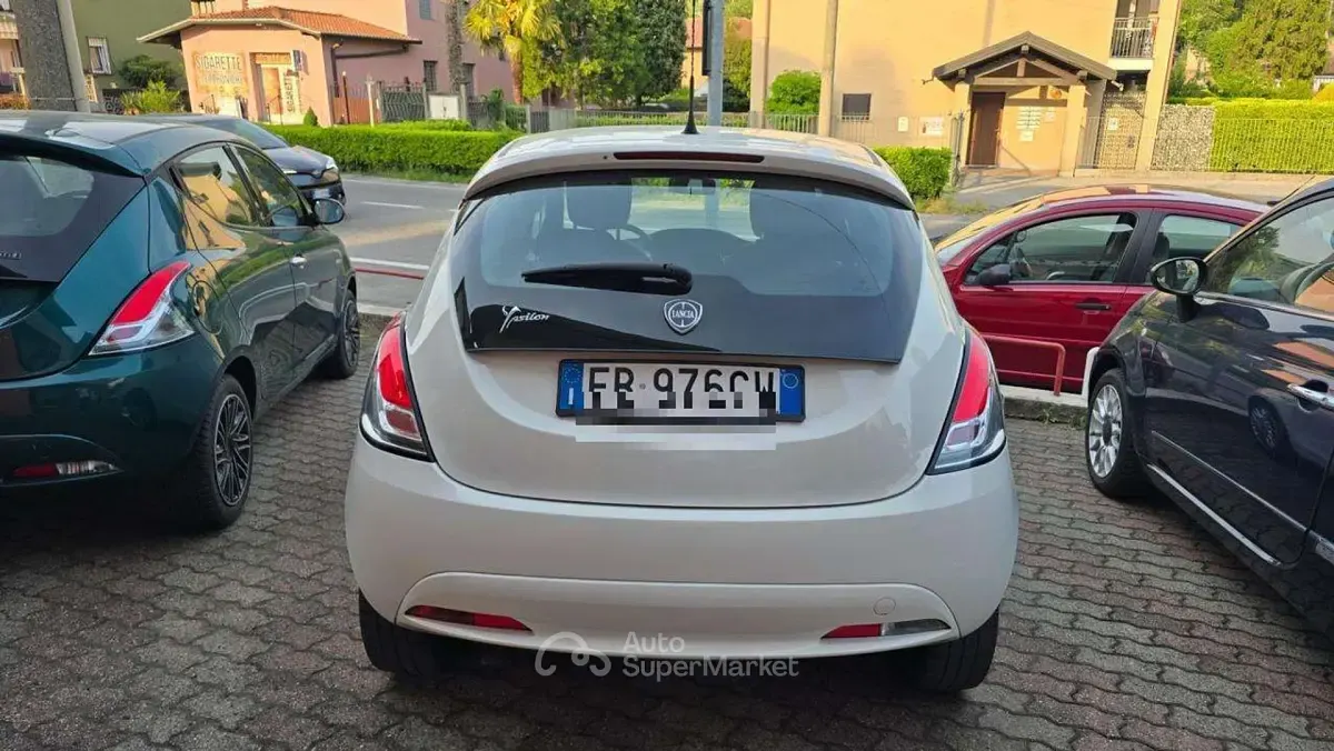 Usata Lancia Ypsilon 69 CV (50 kW) 2016 Bianco Utilitaria