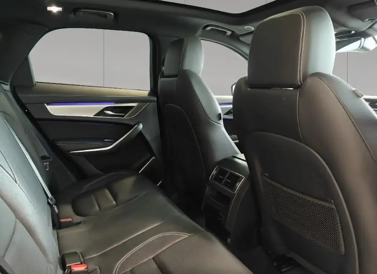 Usata Jaguar F-Pace R-Dynamic 204 CV (150 kW) 2023 Santorini black SUV