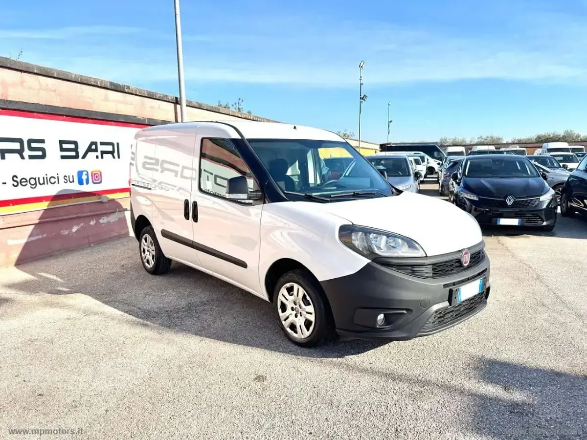 Usata Fiat Doblò Lounge 105 CV (77 kW) 2021 Bianco Monovolume