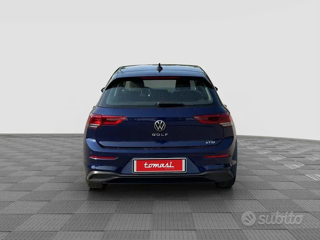 Usata VW Golf VIII Life 110 CV (80 kW) 2023 Bluazzurro Berlina