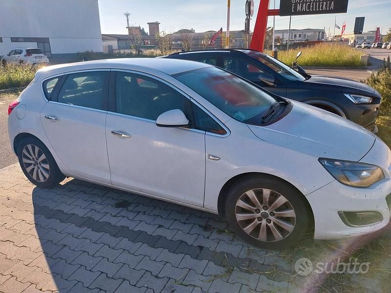 Usata Opel Astra 130 CV (95 kW) 2012 Bianco Berlina