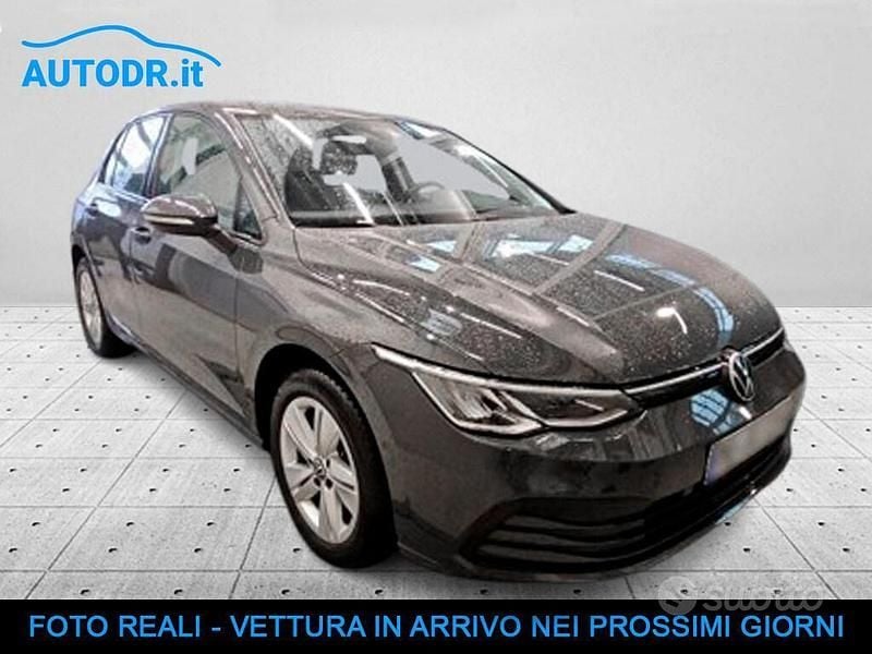 Usata VW Golf VIII Life 131 CV (96 kW) 2022 Grigio Berlina