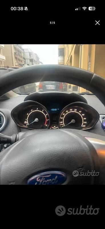 Usata Ford Fiesta 60 CV (44 kW) 2014 Grigio Utilitaria
