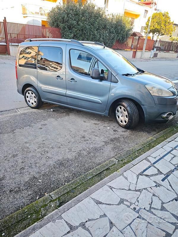 Blu Usata 2011 Peugeot Partner Monovolume | 3500 € (Buon prezzo) - Immagine 1/4