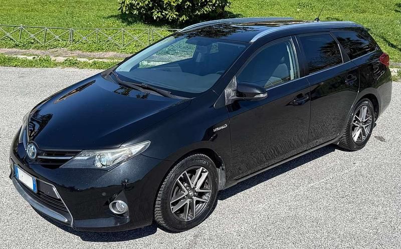 Second-hand Toyota Auris Hybrid Active 99 CP (72 kW) 2015 Negru Break