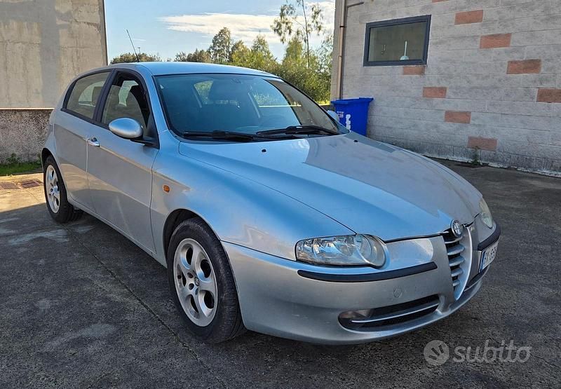 Usata Alfa Romeo 147 120 CV (88 kW) 2002 Grigio Utilitaria