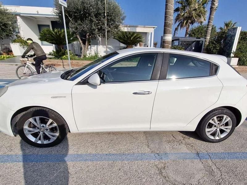 Usata Alfa Romeo Giulietta Distinctive 120 CV (88 kW) 2012 Bianco Utilitaria