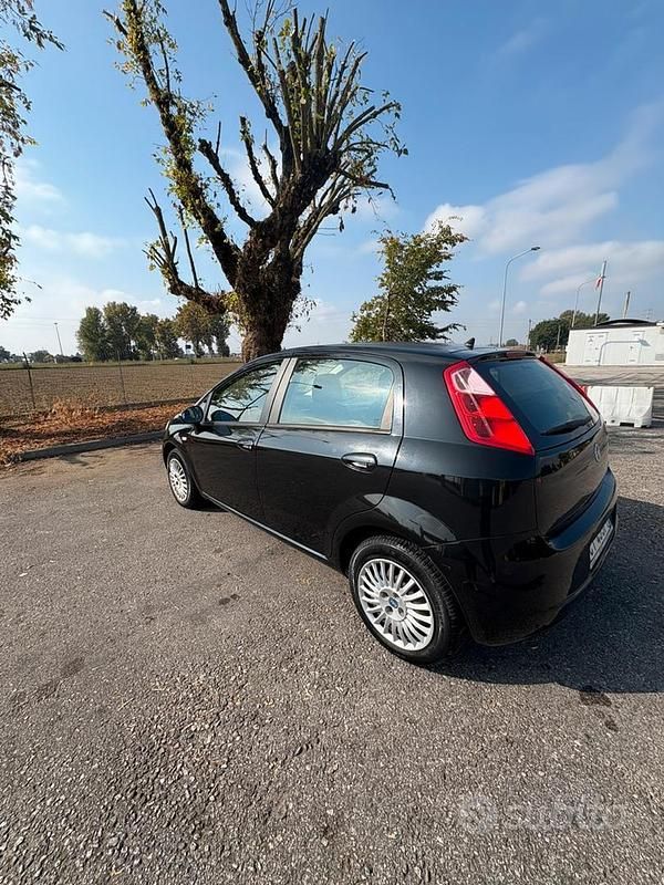Nero Usata 2005 Fiat Grande Punto Due volumi | 2500 € (Buon prezzo) - Immagine 1/4