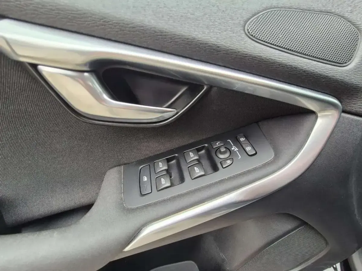 Usata Volvo V40 Inscription 120 CV (88 kW) 2017 Nero Berlina