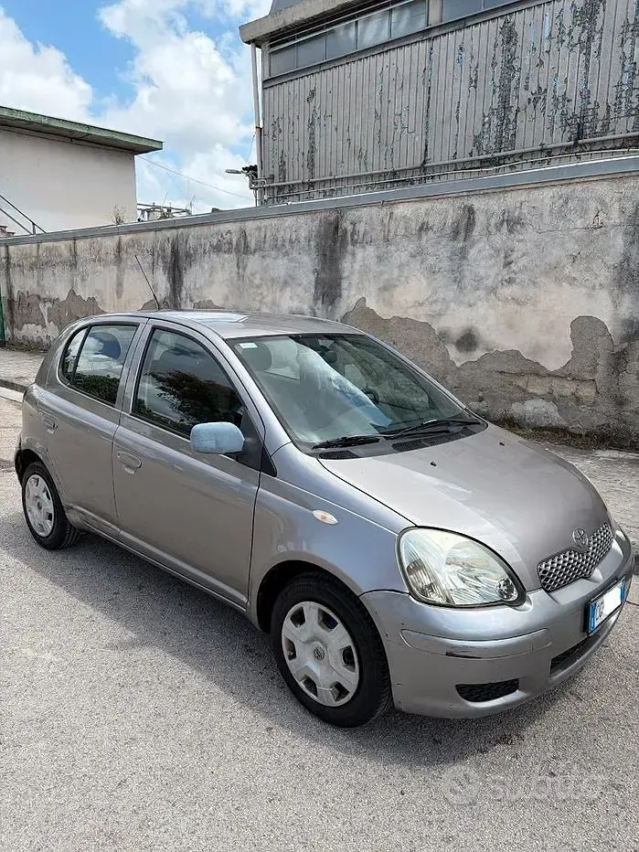 Second-hand Toyota Yaris 75 CP (55 kW) 2003 Gri Hatchback
