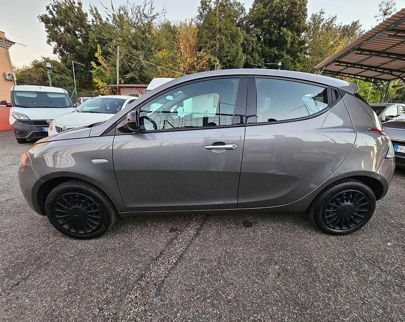 Usata Lancia Ypsilon Silver 69 CV (50 kW) 2022 Grigio Utilitaria