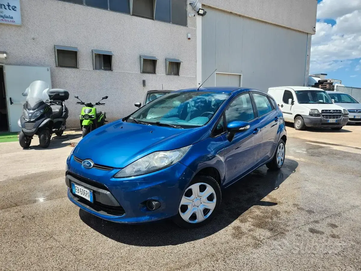 Usata Ford Fiesta 92 CV (67 kW) 2010 Blu Berlina