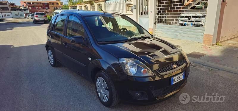 Usata Ford Fiesta 68 CV (50 kW) 2007 Nero Utilitaria