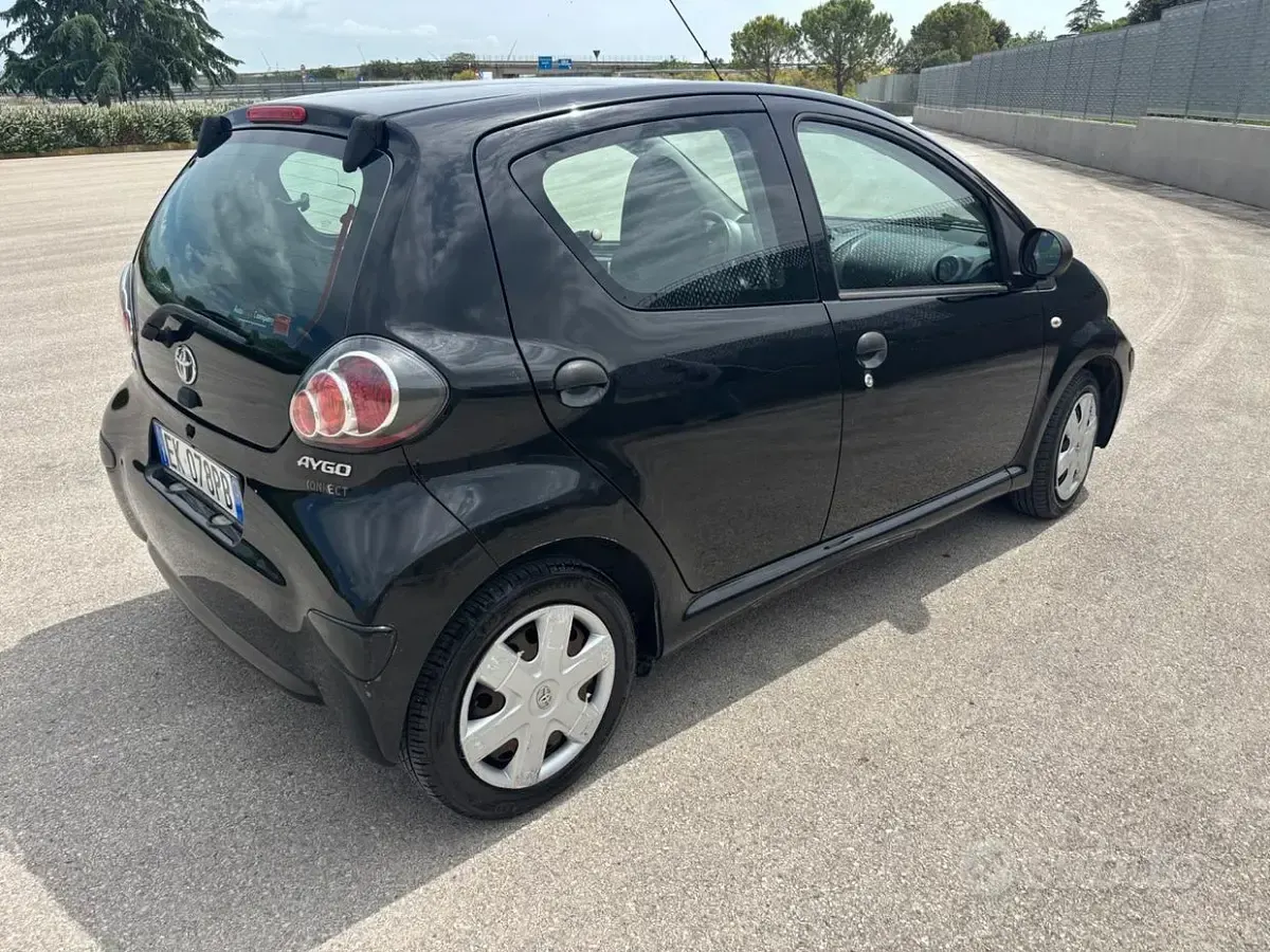 Usata Toyota Aygo Connect Style 68 CV (50 kW) 2011 Nero Utilitaria