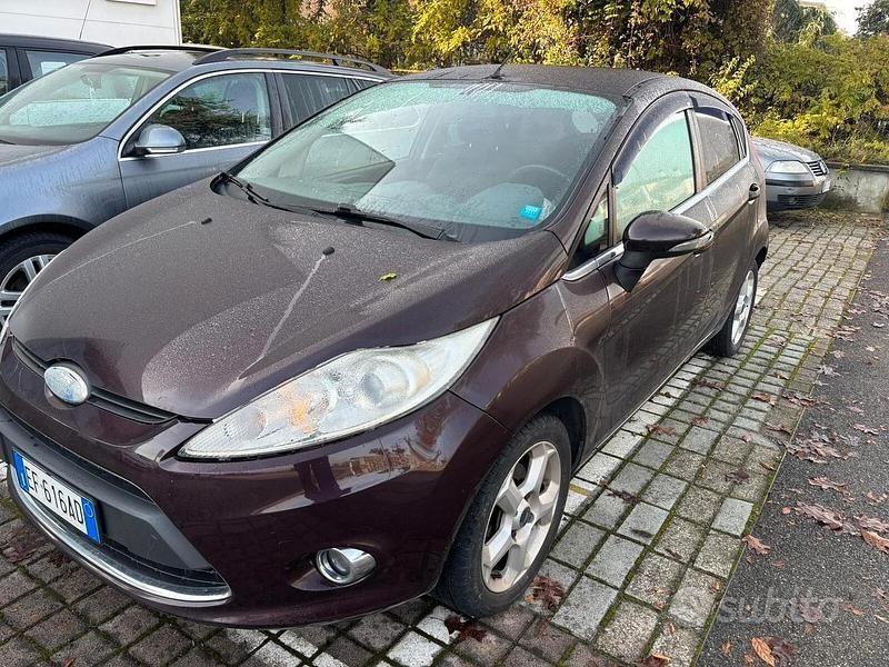 Usata Ford Fiesta Titanium 70 CV (51 kW) 2011 Rosso Utilitaria