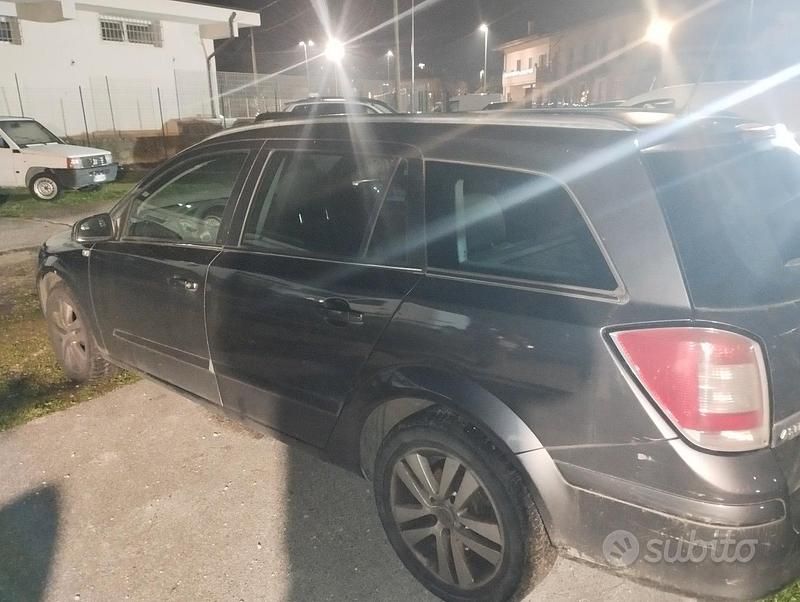 Usata Opel Astra 82 CV (60 kW) 2008 Nero Station wagon