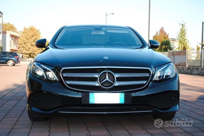 Nero Usata 2017 Mercedes E200 Executive Tre volumi | 22.500 € (Molto cara) - Immagine 1/4