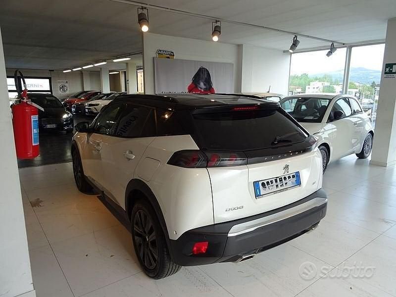 Usata Peugeot 2008 GT 131 CV (96 kW) 2021 Bianco SUV