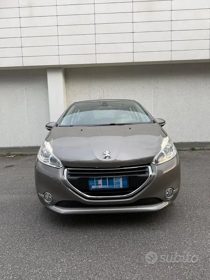 Usata Peugeot 208 Access 68 CV (50 kW) 2014 Marrone Utilitaria